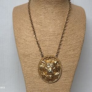 Vintage 70s Napier Gold-tone Repousse Lion Head Pendant Necklace